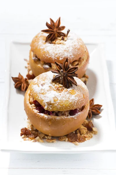 Manzanas rellenas al horno festivo en plato blanco, vista superior vertical — Foto de Stock