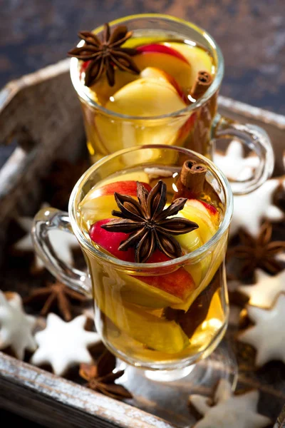 Vaso de té de manzana caliente especiado y galletas de jengibre, vertical —  Fotos de Stock