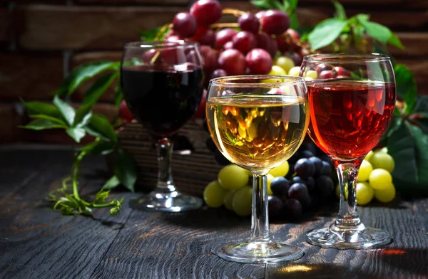 Copos de vinho no fundo de madeira escura — Fotografia de Stock