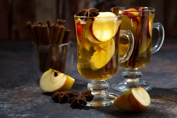 Chá de maçã quente com especiarias no fundo escuro, close-up — Fotografia de Stock