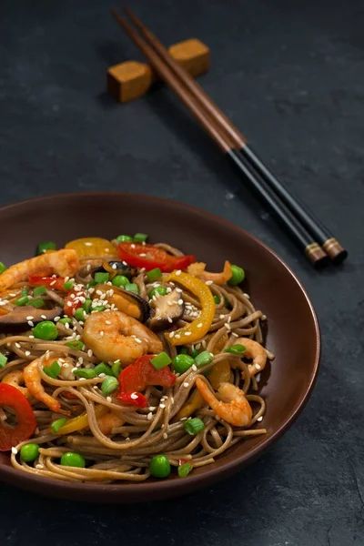 Buğday noodle ile deniz ürünleri, dikey