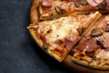 Pizza ile peynir ve sosis, üstten görünüm