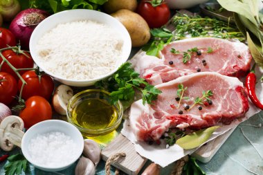 domuz bir kesme tahtası ve taze gıdalar üzerinde iki adet