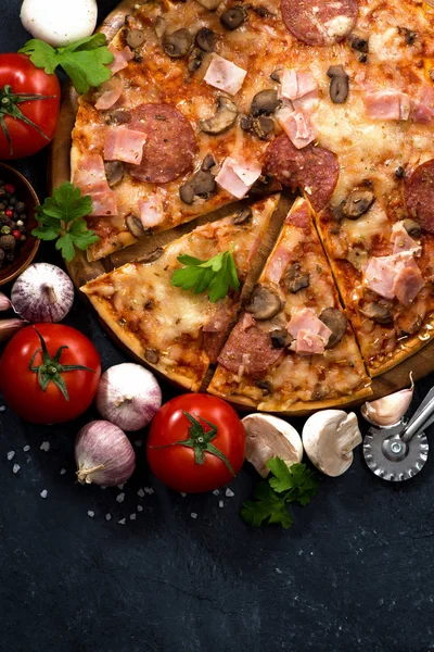 Pizza med korv och ost och ingredienser, vertikal — Stockfoto