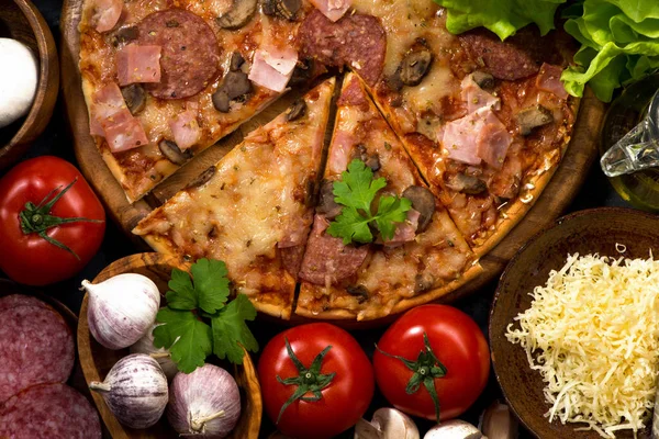 Pizza med korv och ost och olika ingredienser — Stockfoto