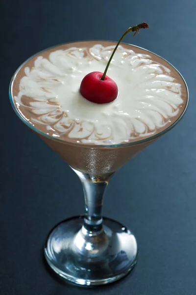 Postre de chocolate de dos capas en vasos decorados con cerezas — Foto de Stock