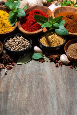 ahşap arka plan, dikey üzerinde çeşitli baharat çeşitleri