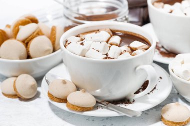 Beyaz arka plan üzerinde marshmallow ile sıcak çikolata bardak