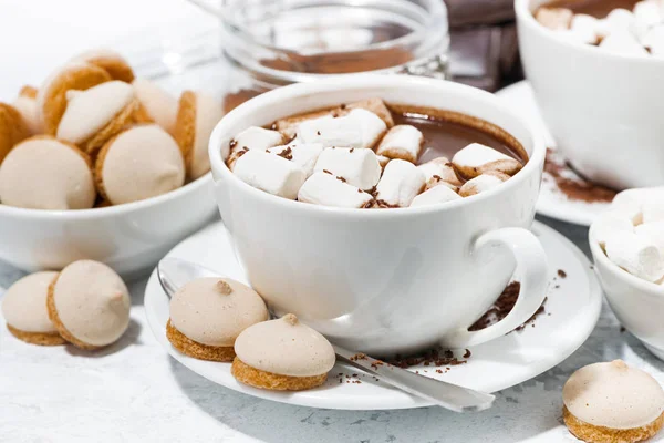 Beyaz arka plan üzerinde marshmallow ile sıcak çikolata bardak