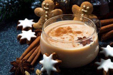 fincan sıcak baharatlı masala çay ve Noel kurabiyeleri