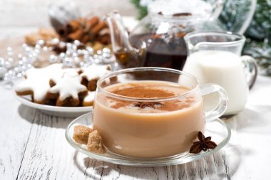 fincan baharatlı masala çay ve Noel kurabiyeleri 