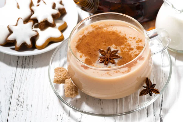 Taza de té masala picante caliente y galletas de Navidad —  Fotos de Stock