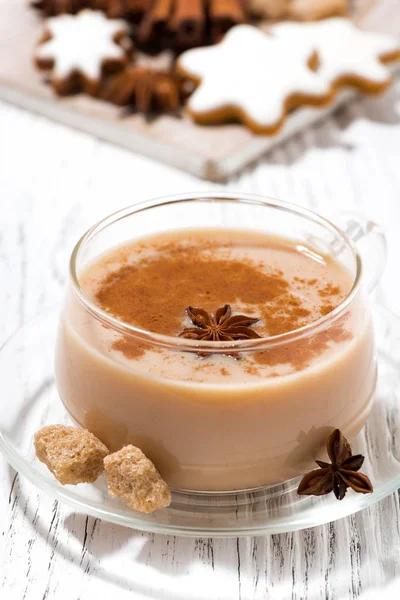 Kopp varm kryddig masala te och pepparkakor — Stockfoto