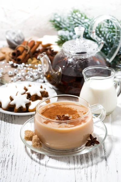 Xícara de chá picante masala e biscoitos de Natal — Fotografia de Stock