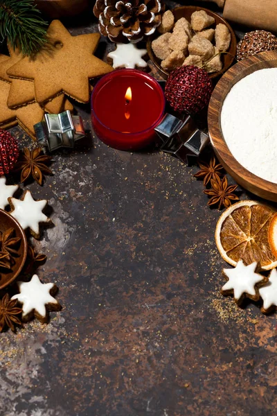 Fondo oscuro con ingredientes para hornear galletas de Navidad —  Fotos de Stock