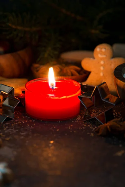 Ингредиенты для рождественской выпечки и горящей свечи, вертикальные — стоковое фото