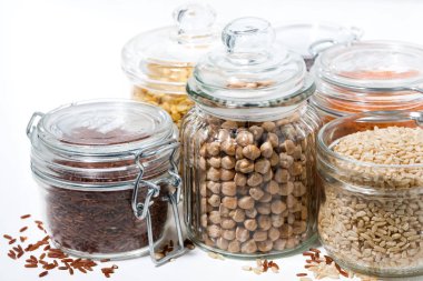 tahıllar ve baklagiller beyaz arka plan üzerinde