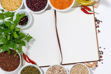 yemek tarifleri, baharatlar ve baklagiller, üstten görünüm ürün yelpazesine için kitap