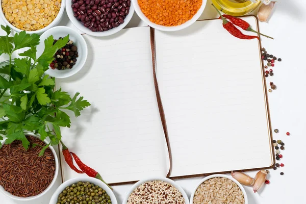Libro de recetas, especias y surtido de legumbres, vista superior — Foto de Stock