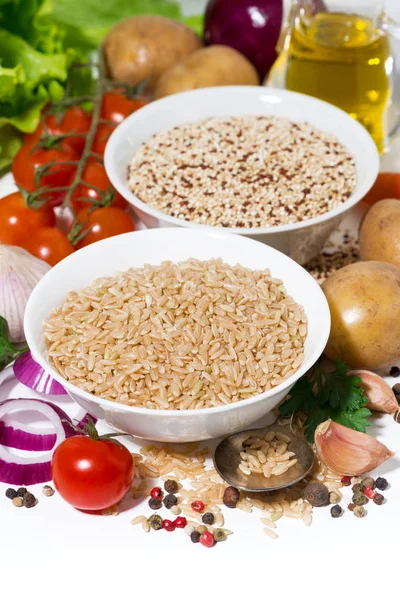 Bruine rijst en quinoa en ingrediënten voor soep, verticale — Stockfoto