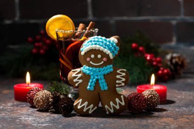 Noel kompozisyon mulled şarap ve zencefilli kurabiye adam