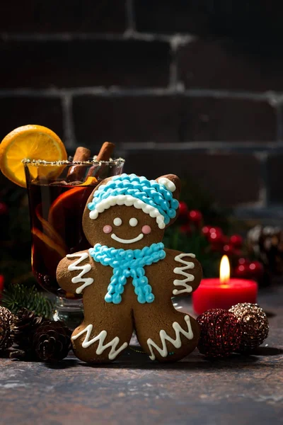 Christmas sammansättning med glögg och pepparkakor mannen — Stockfoto