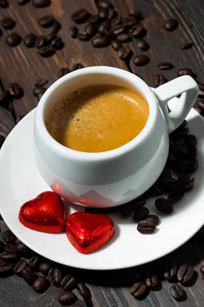 Tazza di caffè espresso e caramelle al cioccolato a forma di cuore — Foto Stock
