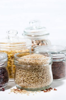 çeşitli tahıllar ve baklagiller beyaz arka plan üzerinde ürün yelpazesine