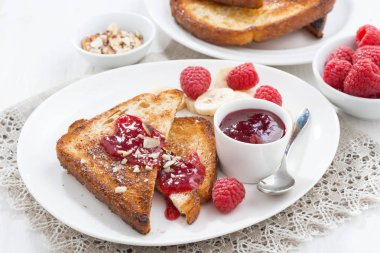 Tatlı kahvaltı - ahududu, muz ve reçel ile tost