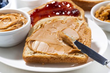 Fıstık ezmesi ve reçel tost