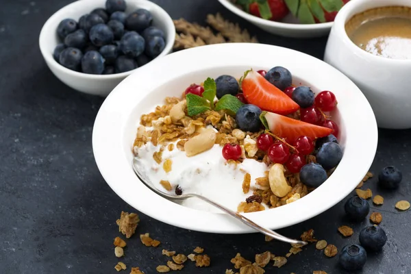 Muesli com frutas frescas, iogurte e café no café da manhã — Fotografia de Stock