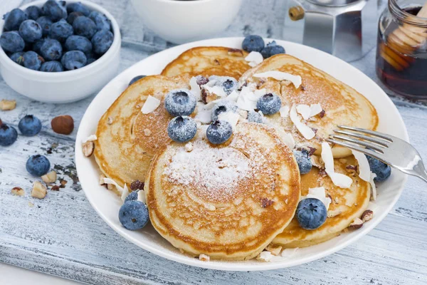 Pancakes with fresh blueberries and honey for breakfast — Stock Photo, Image