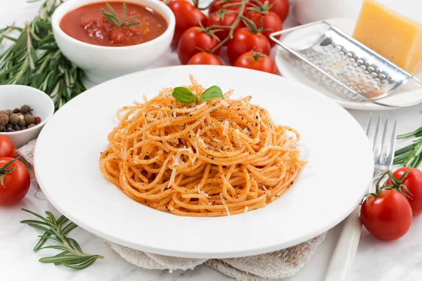 Pasta met tomatensaus en ingrediënten — Stockfoto