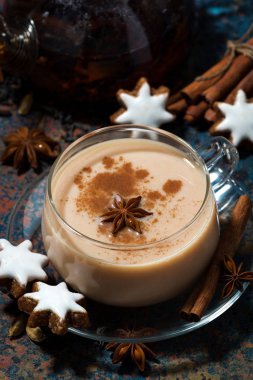 Baharatlı masala çay karanlık bir arka planda dikey Üstten Görünüm