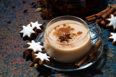 Baharatlı masala çay karanlık bir arka planda Üstten Görünüm