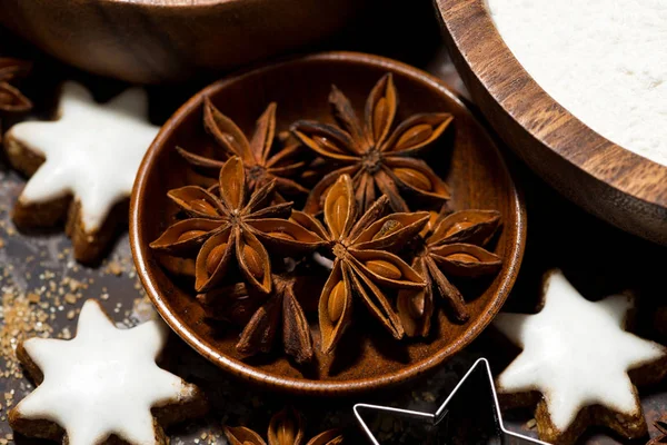 Spices and form for Christmas baking, closeup — Stock Photo, Image