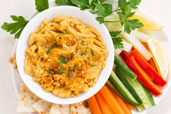 Traditional sauce hummus with fresh vegetables and pita bread — Stock Photo, Image