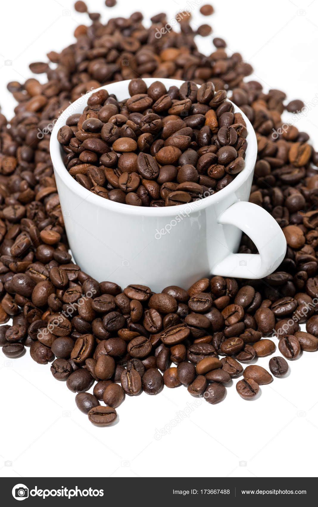 Taza con granos de café sobre fondo blanco, vertical