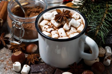 sıcak çikolata şekerleme ve tatlılar ahşap arka plan üzerinde