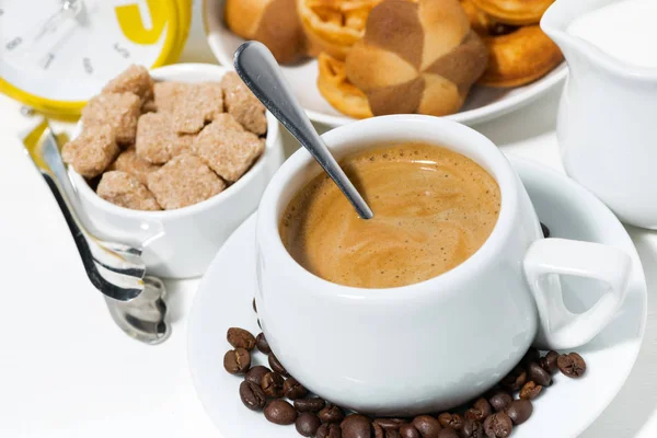 Tasse Kaffee mit Süßigkeiten zum Dessert auf weißem Hintergrund — Stockfoto