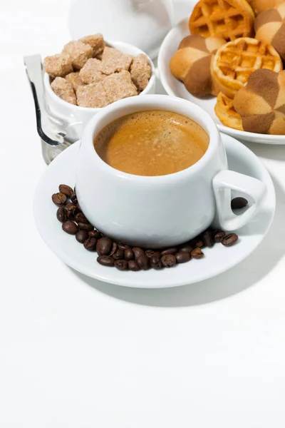 Tasse Kaffee mit Süßigkeiten zum Dessert auf weißem Hintergrund — Stockfoto