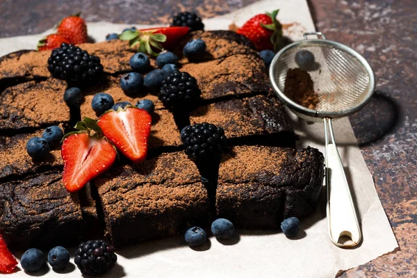 El postre - los brownies de chocolate con las bayas frescas —  Fotos de Stock