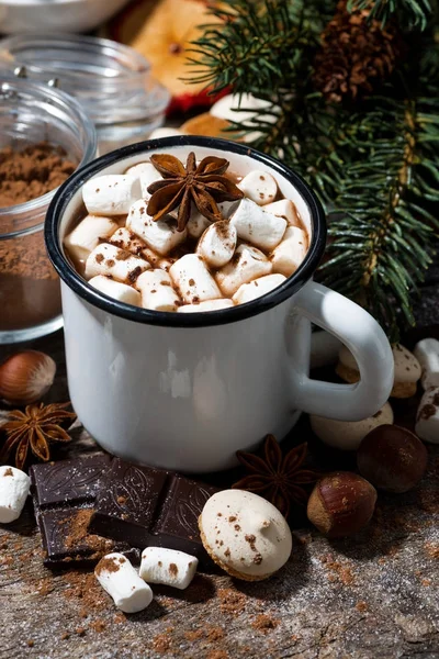 Varm choklad med marshmallows och godis på trä bakgrund — Stockfoto