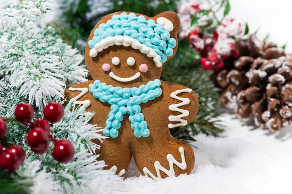 Christmas gingerbread man and Christmas tree — Stock Photo, Image
