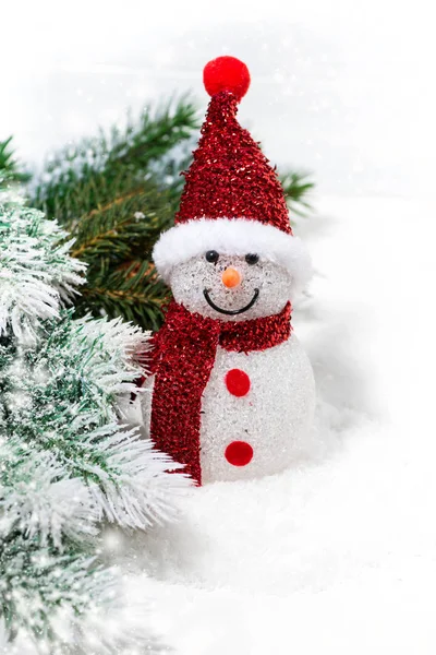 Jul snögubbe i fir grenar på en vit bakgrund — Stockfoto