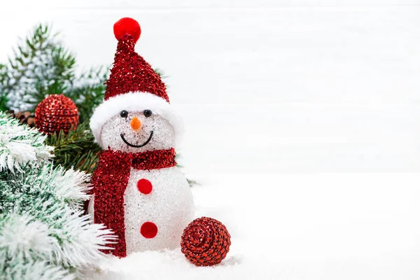 Muñeco de nieve de Navidad y árbol de Navidad sobre fondo blanco — Foto de Stock