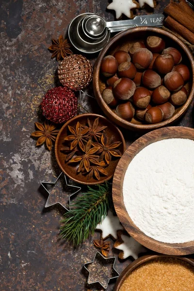 Ingredientes para la cocción de Navidad sobre fondo oscuro, vertical — Foto de Stock