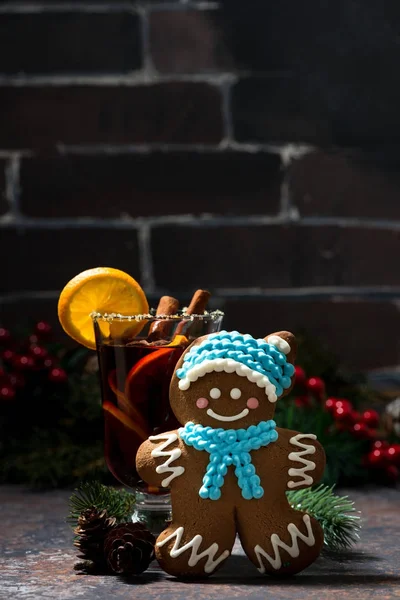 Mulled wine and gingerbread man, vertical — Stock Photo, Image