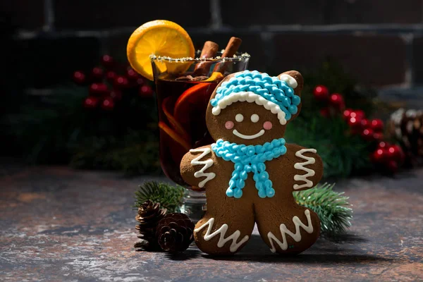 Mulled wine and gingerbread man — Stock Photo, Image