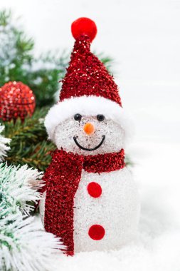 Beyaz bir arka planda, closeup köknar dallarında Noel kardan adam